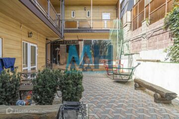 Дом, 428 м², 3 эт.